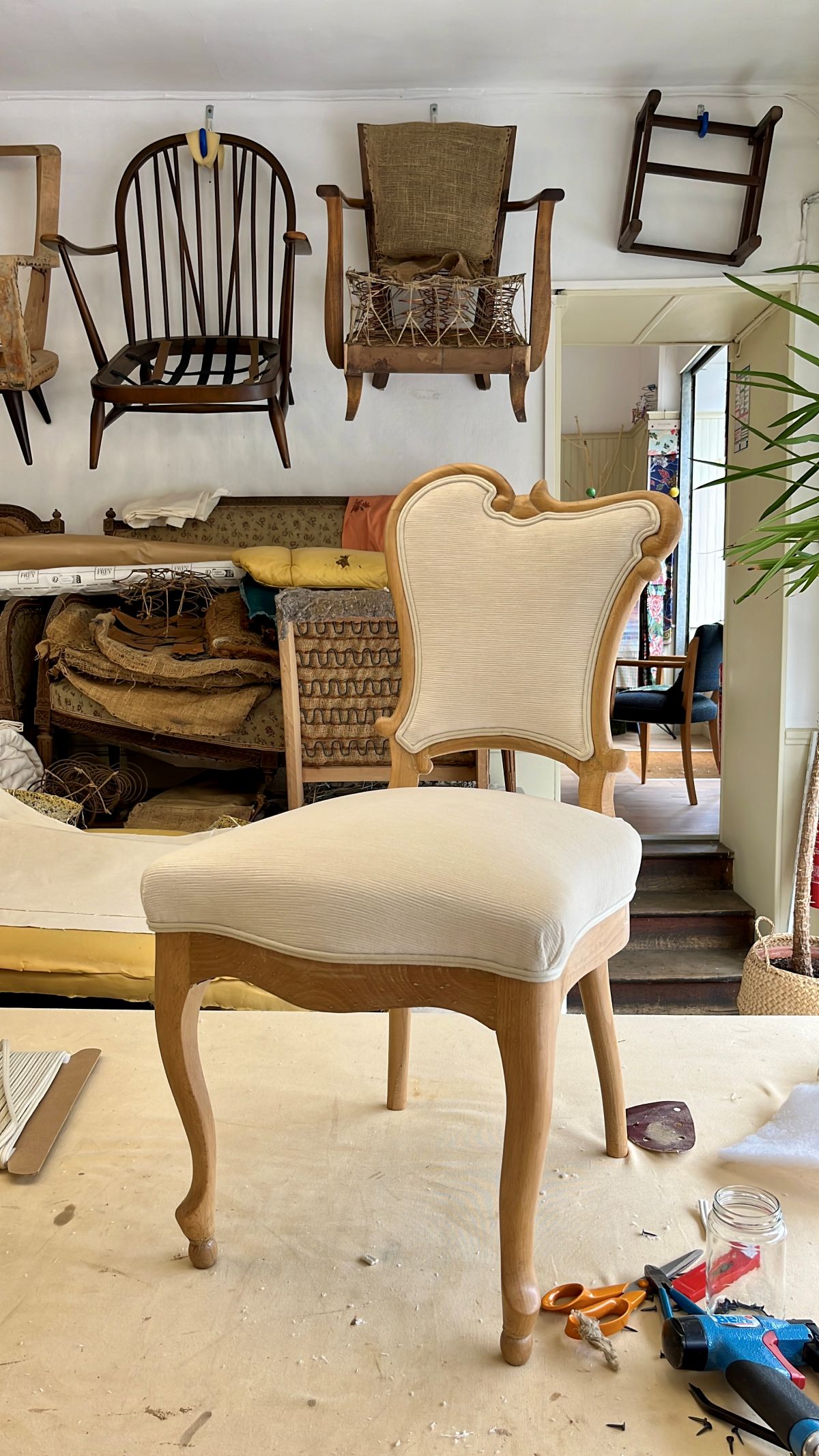 Chaise cabriolet en cours de réfection, tissu écru côtelé