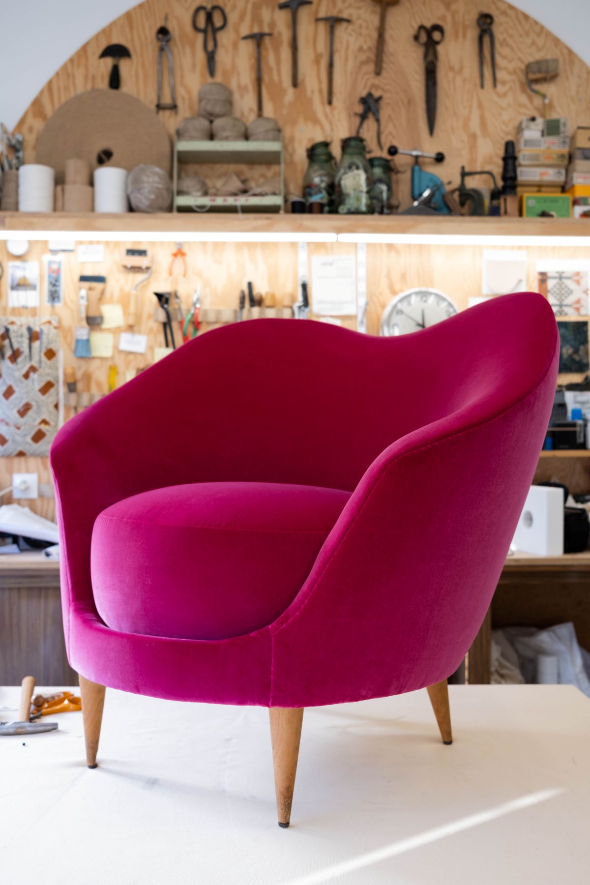 Chaise cabriolet terminée, assise et dossier en tissu écru côtelé