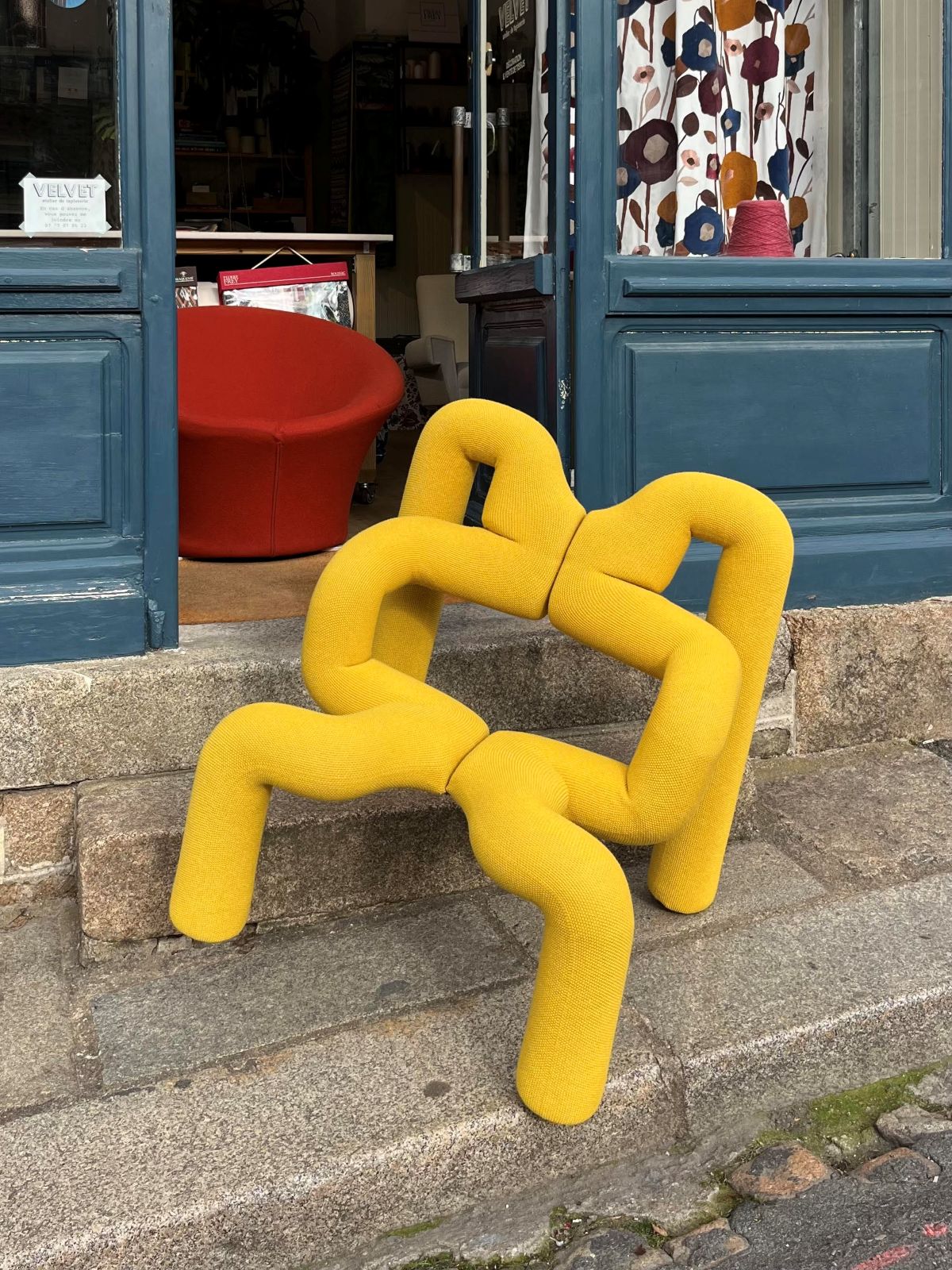 Fauteuil cubiste en bois marqueté, garni d'un tissu graphique