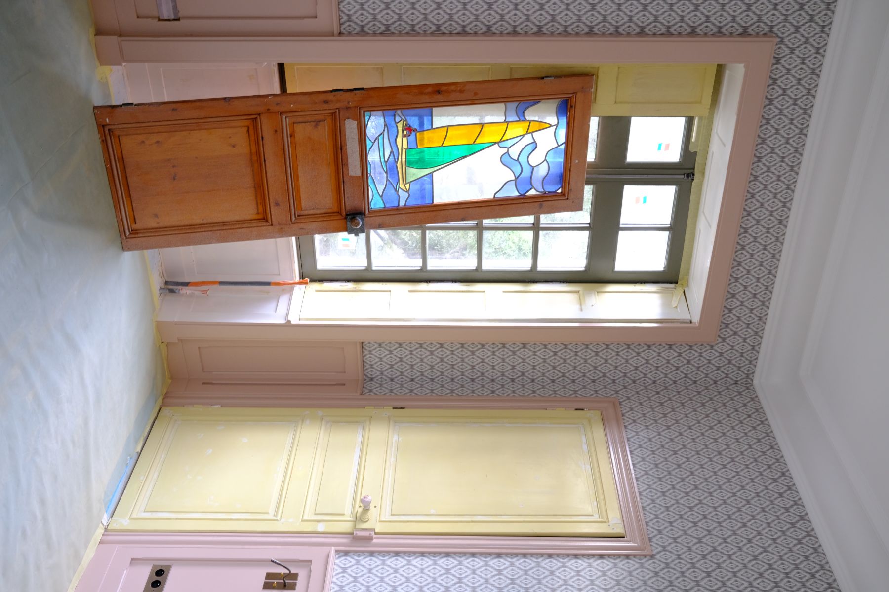 Porte ancienne à vitrail, chantier de décoration intérieure